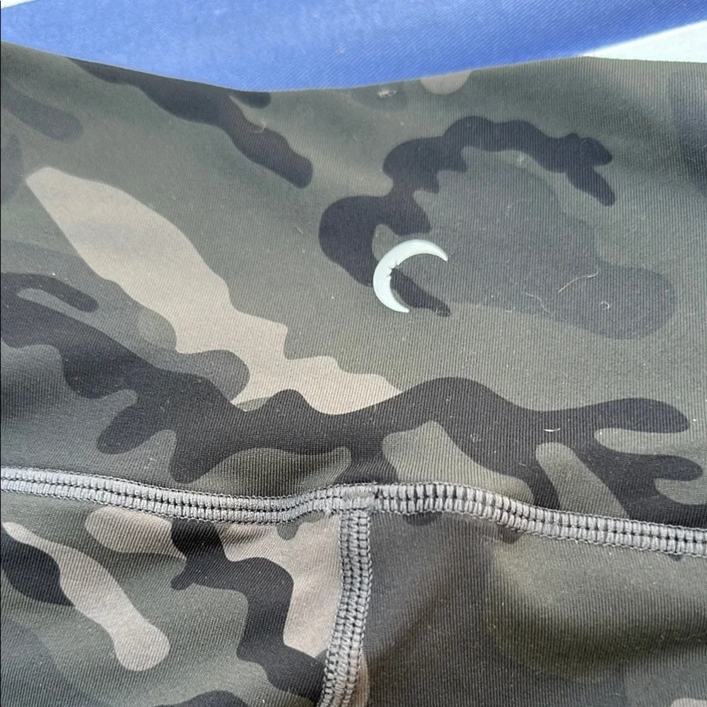 ZYIA Forest camo Luxe hi-rise Capri 6-8